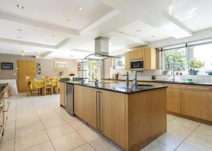 Villas_and_Bungalows Sleeps10/18-parking-garden-pool-hottub-balcony