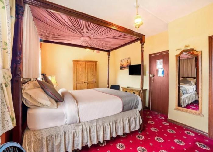 OYO The Royal Hotel
