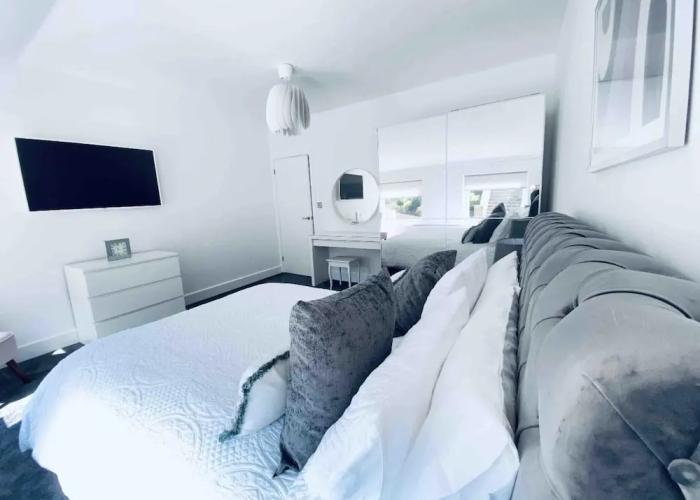Exclusive 4-bed House 10 Minutes From Newcastle