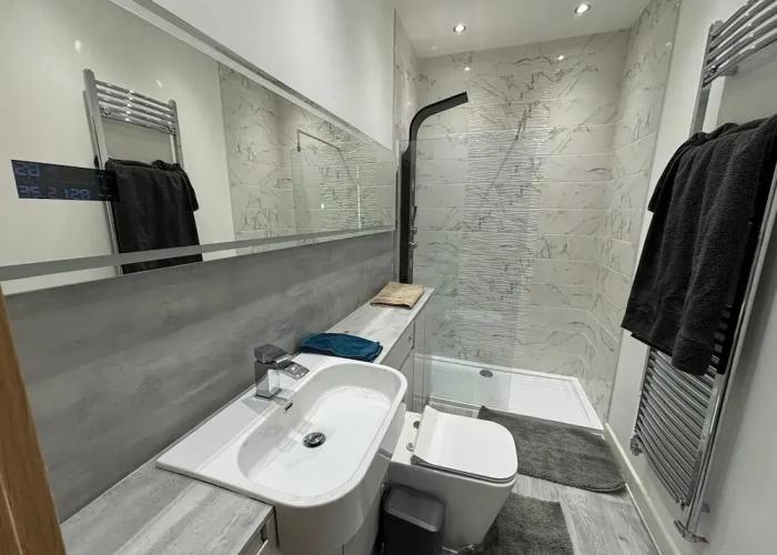 Exquisite Riverside Living in a Stunning Flat