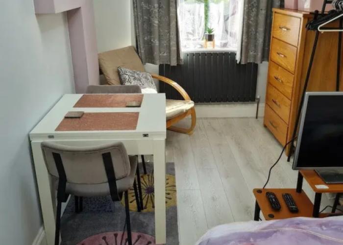 1 Bedroom Annex - 2 Mins From Train Station
