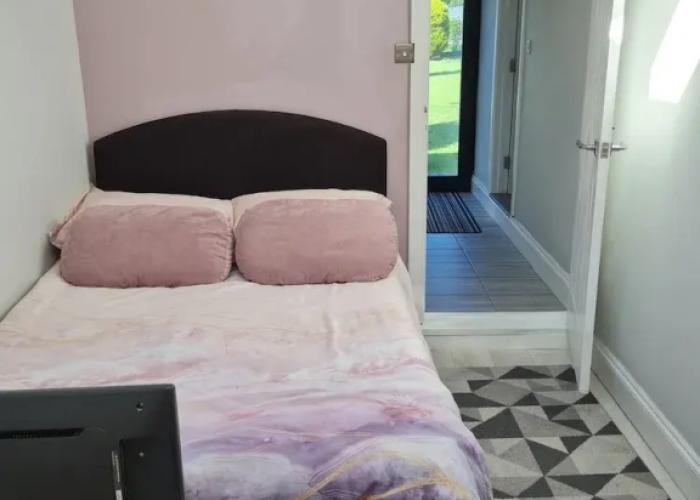 1 Bedroom Annex - 2 Mins From Train Station