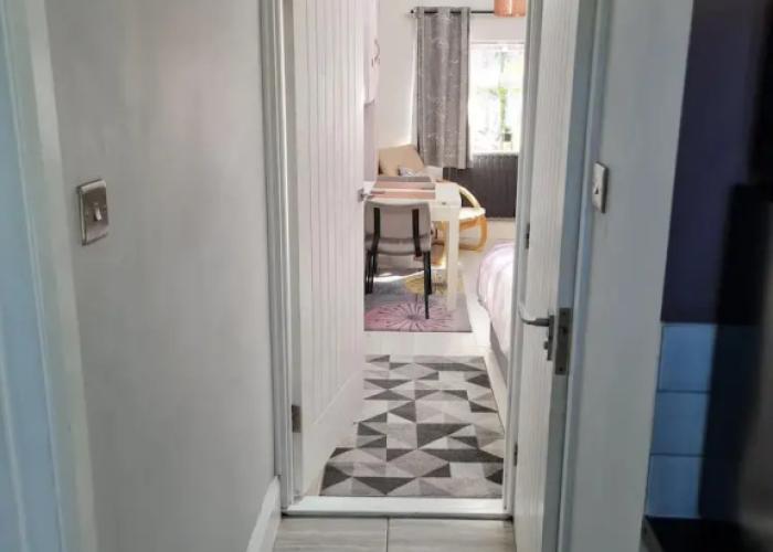 1 Bedroom Annex - 2 Mins From Train Station