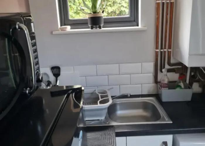 1 Bedroom Annex - 2 Mins From Train Station