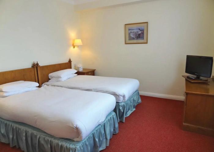 OYO Stade Court Hotel