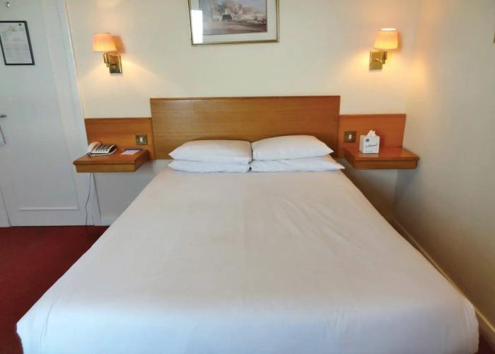 OYO Stade Court Hotel
