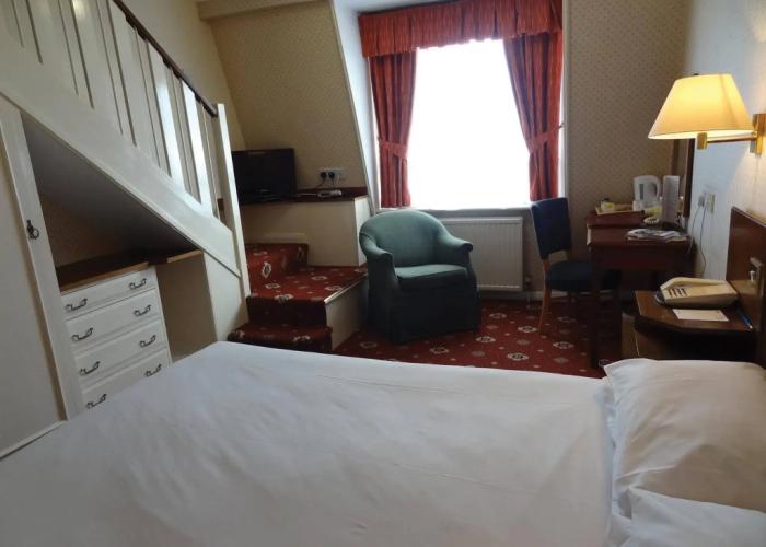 OYO Stade Court Hotel