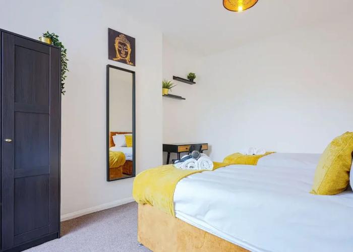 Remarkable 5-bed House in Luton