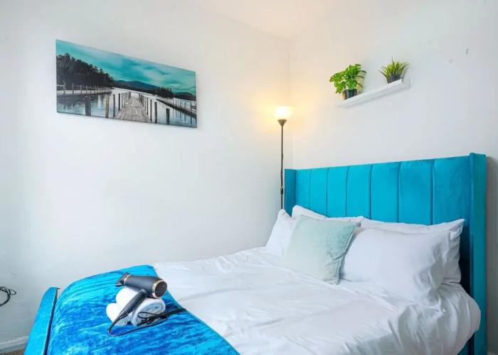 Remarkable 5-bed House in Luton