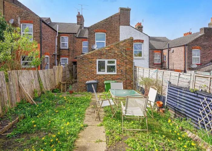 Remarkable 5-bed House in Luton