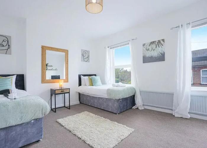 Remarkable 5-bed House in Luton