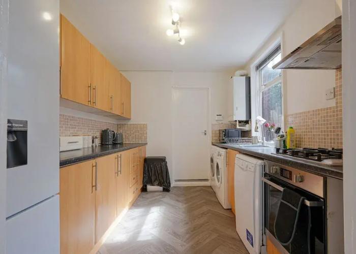 Remarkable 5-bed House in Luton