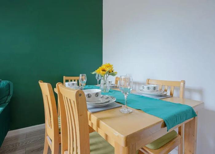 Remarkable 5-bed House in Luton