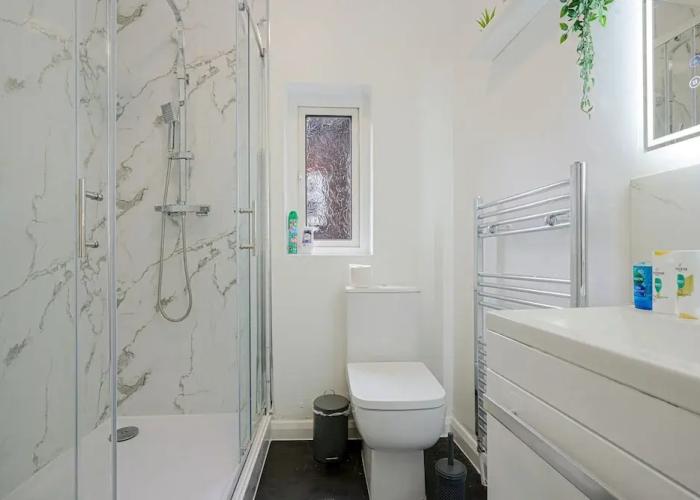 Remarkable 5-bed House in Luton