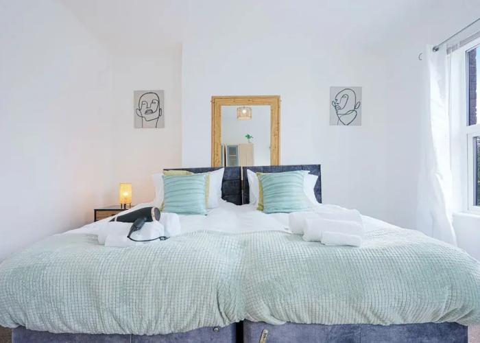 Remarkable 5-bed House in Luton