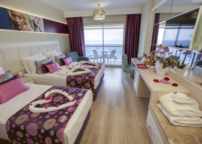 Azura Deluxe Resort & Spa