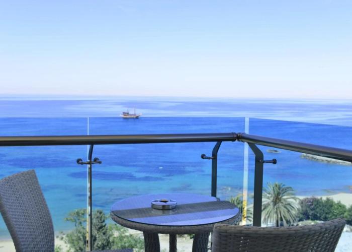 Azura Deluxe Resort & Spa