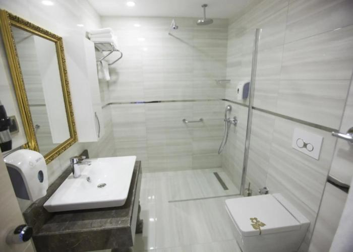 Azura Deluxe Resort & Spa