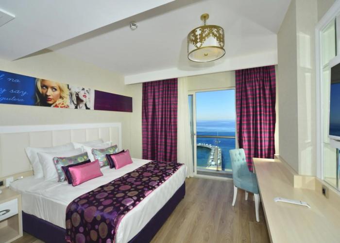 Azura Deluxe Resort & Spa