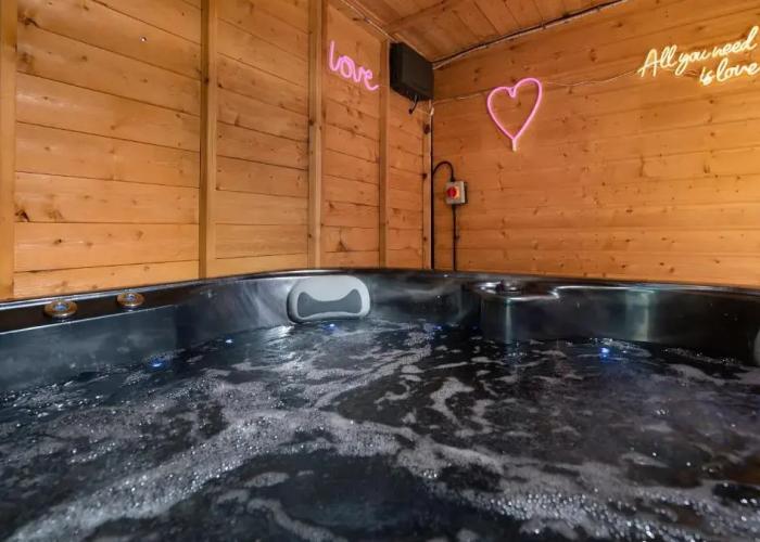 Get Away Home With Hot Tub Sleeps 4