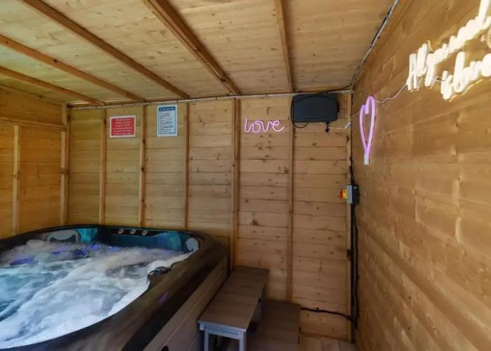Get Away Home With Hot Tub Sleeps 4