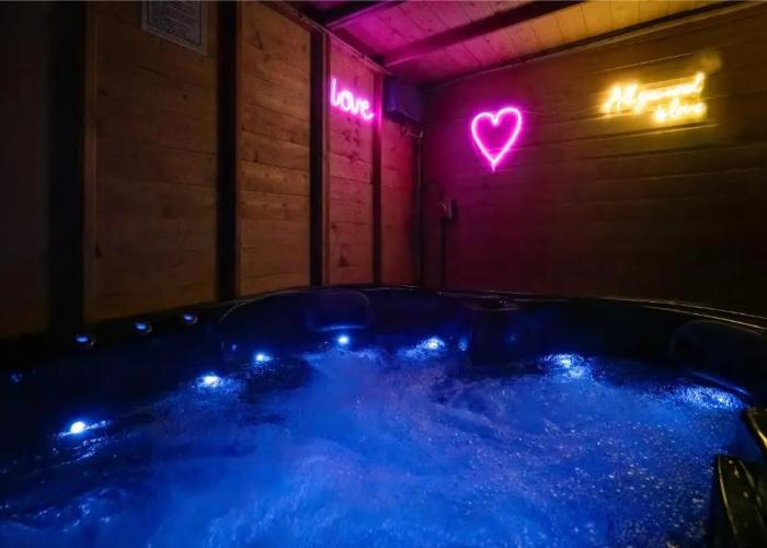 Get Away Home With Hot Tub Sleeps 4