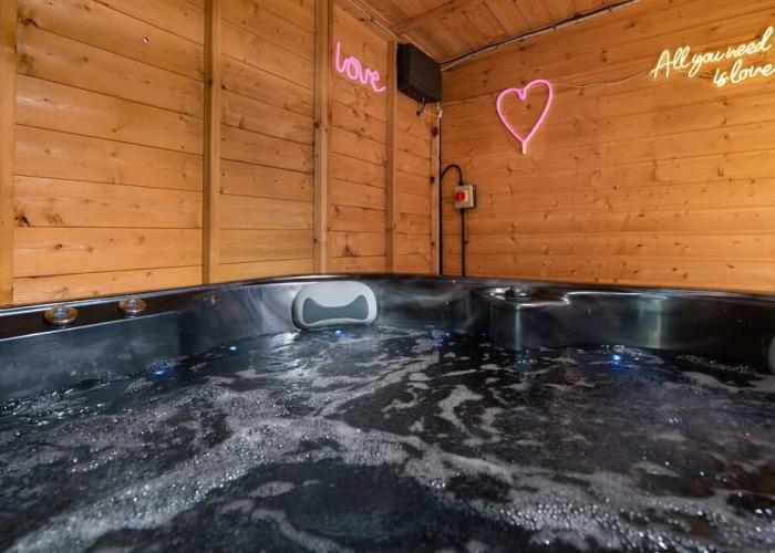 Perfect Couple Retreat To Unwind&relax With Hottub