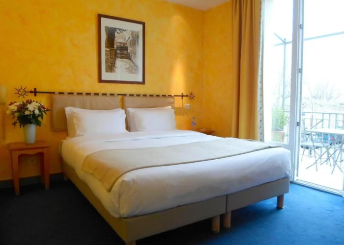 Brit Hotel Acacias