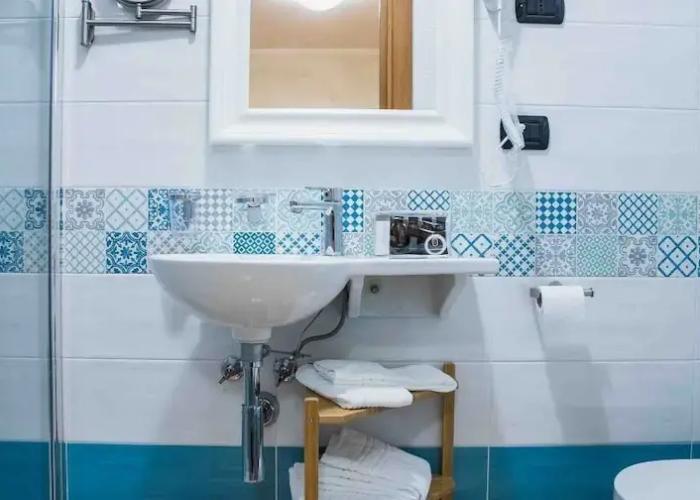 Vittoria Guest House - Salerno