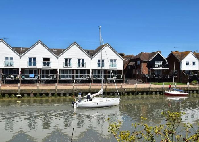 Cottages_and_Houses Waterside