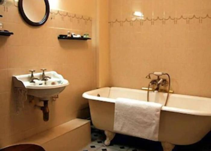 Crown & Cushion Hotel
