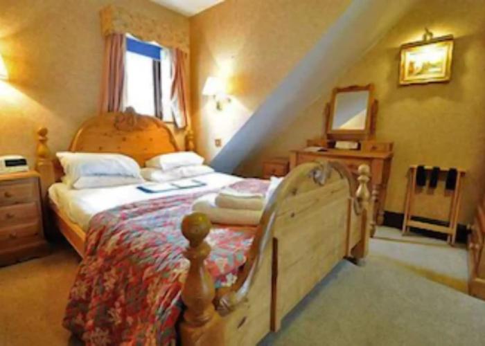 Crown & Cushion Hotel