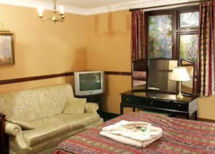 Crown & Cushion Hotel