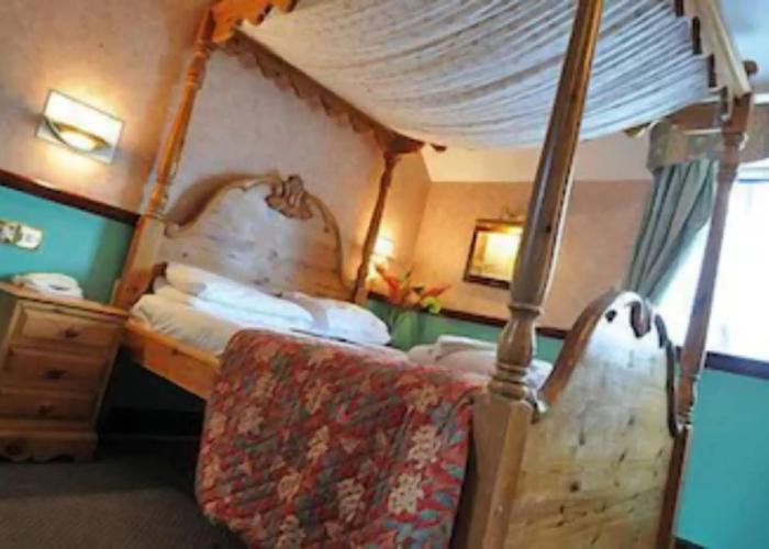 Crown & Cushion Hotel