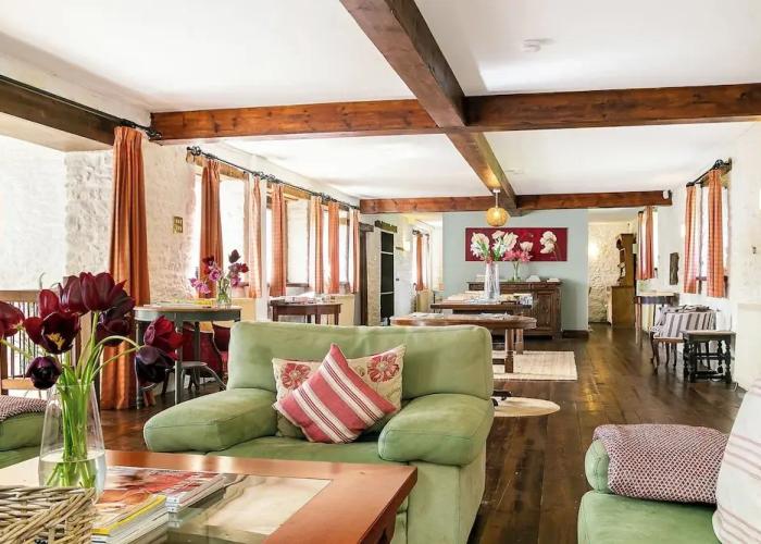 Stunning Barn Conversion - Rural Setting