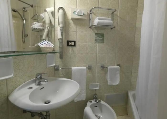 Alexandra Plaza Hotel