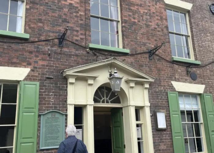 Tontine Hotel & Bar