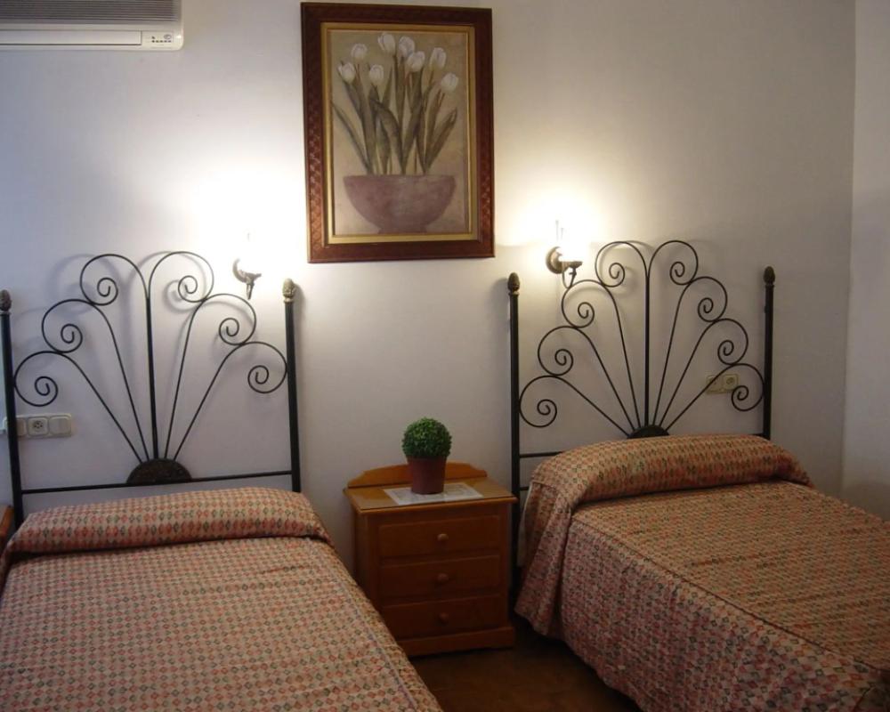 фото Hostal Colón