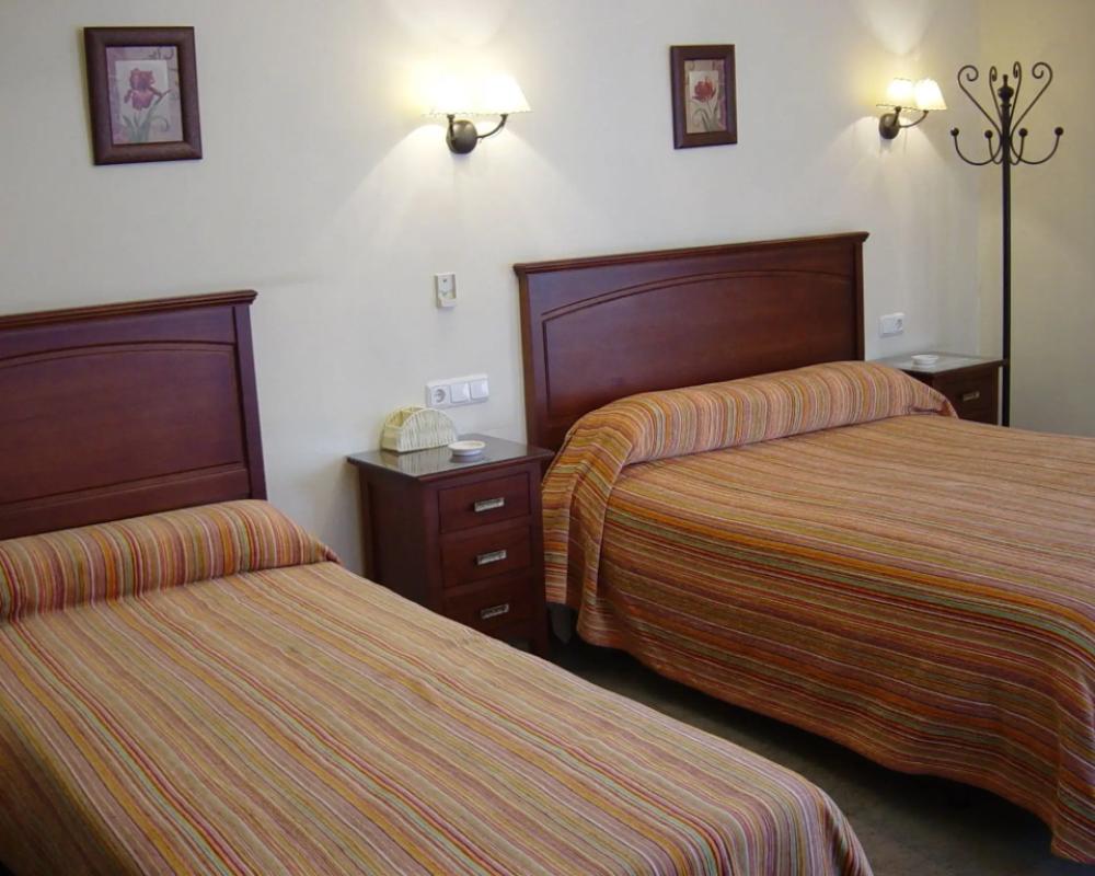 фото Hostal Colón