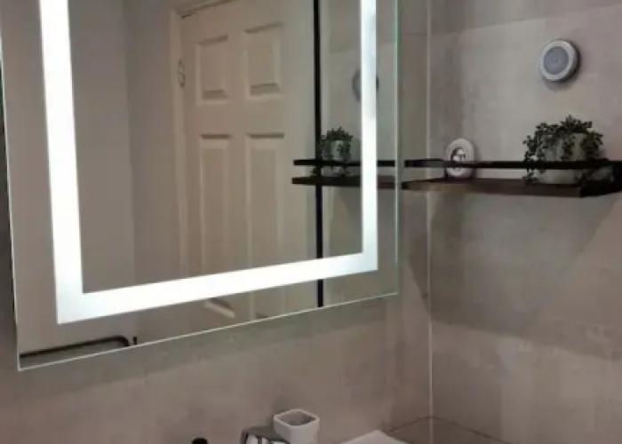 Strood Home-sleeps 6-great for Groups & Families