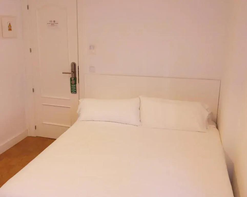 фото Hostal Misericordia