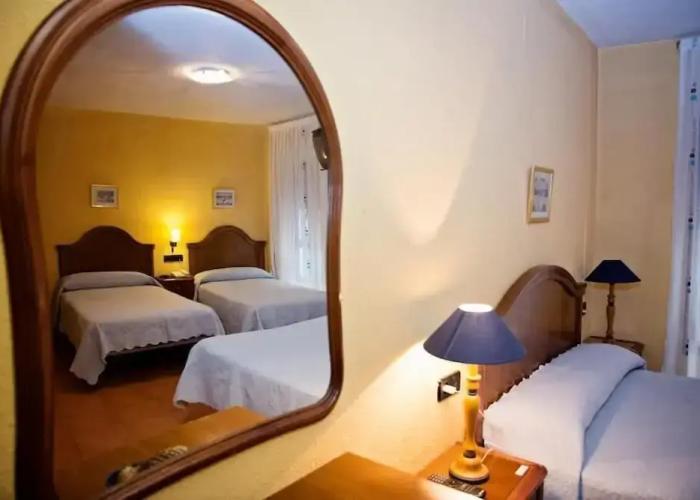 Hostal Guzman El Bueno by gaiarooms