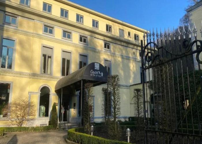 Castel de Pont-à-Lesse Hotel
