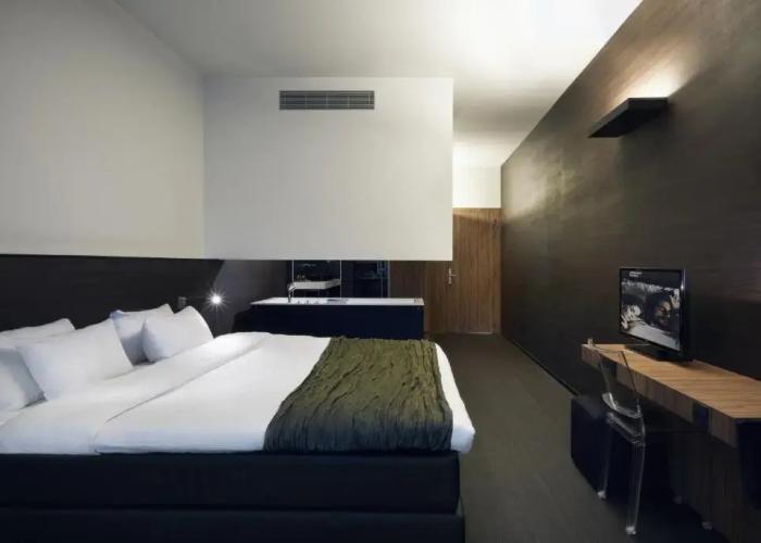 Carbon Hotel - Different Hotels