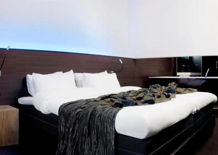 Carbon Hotel - Different Hotels