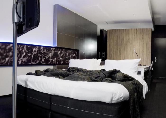 Carbon Hotel - Different Hotels