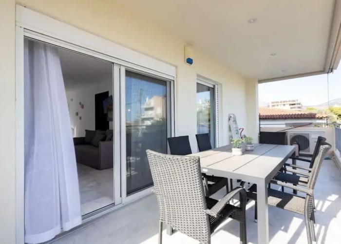 Elegant Coastal Haven Fully Renovated 3-bedroom Apartment