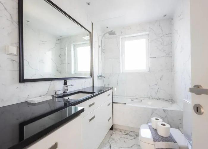 Elegant Coastal Haven Fully Renovated 3-bedroom Apartment