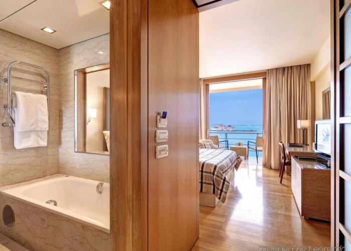 Amphitryon Hotel