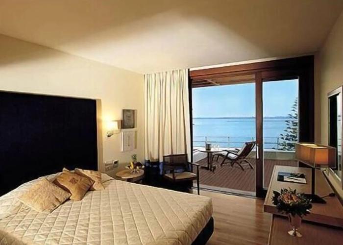 Amphitryon Hotel
